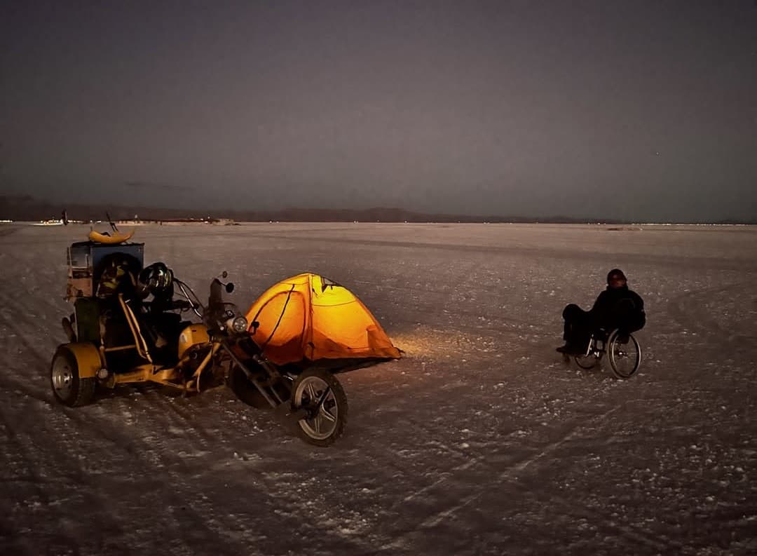 Egresso da Univali transforma estrada em projeto de vida e cruza fronteiras em triciclo adaptado