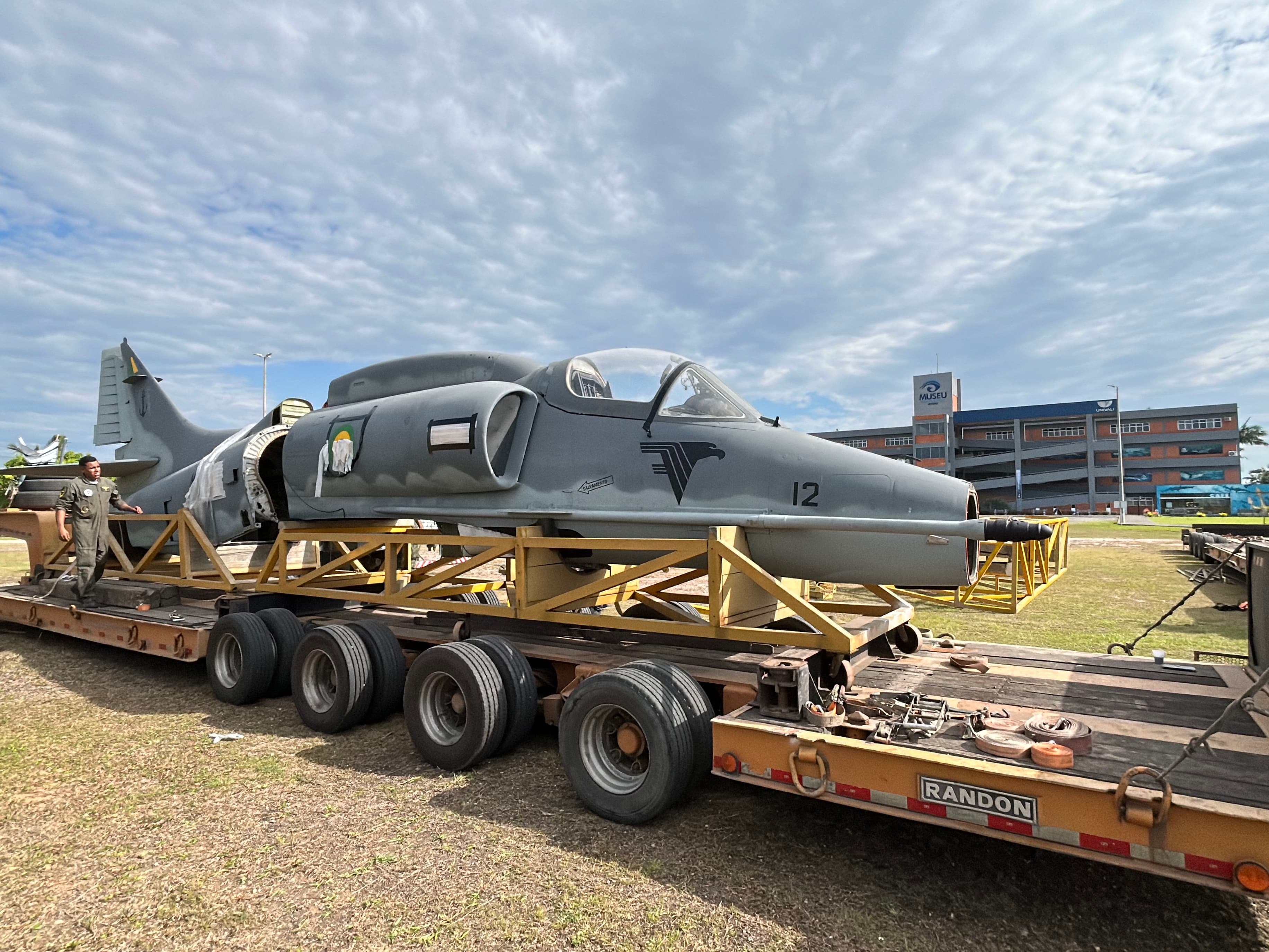 Museu Oceanográfico Univali recebe caça A-4 Skyhawk e prepara nova atração em Balneário Piçarras