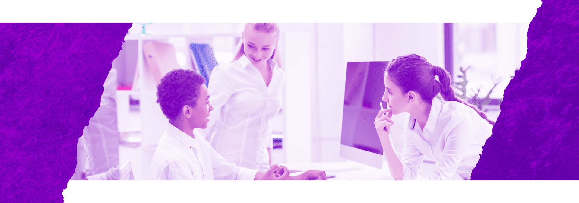 Imagem com bordas na cor roxa, mostra 3 pessoas de jaleco conversando