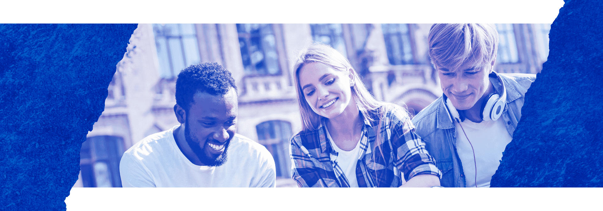 Imagem com bordas azuis, mostrando 3 pessoas olhando para baixo