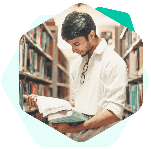 Estudante lendo um livro