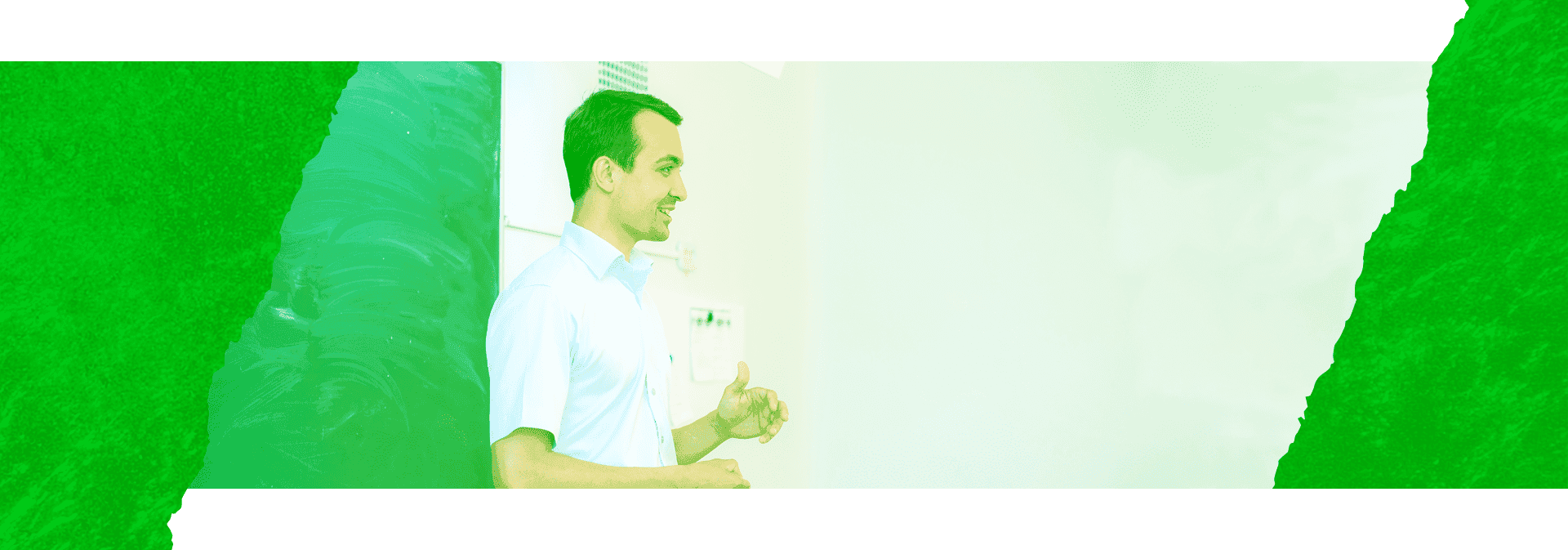 Imagem com bordas verdes mostra uma professor dando aula