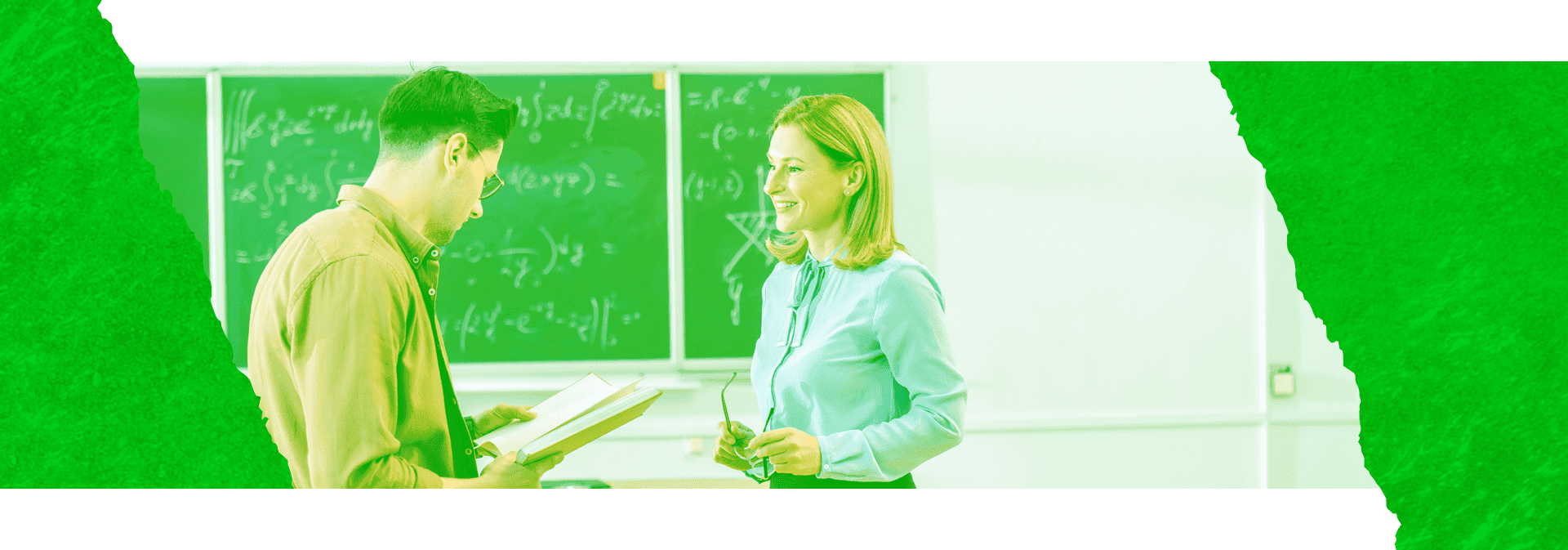 Imagem com bordas verdes mostra um aluno segurando um livro enquanto tira dúvidas com usa professora