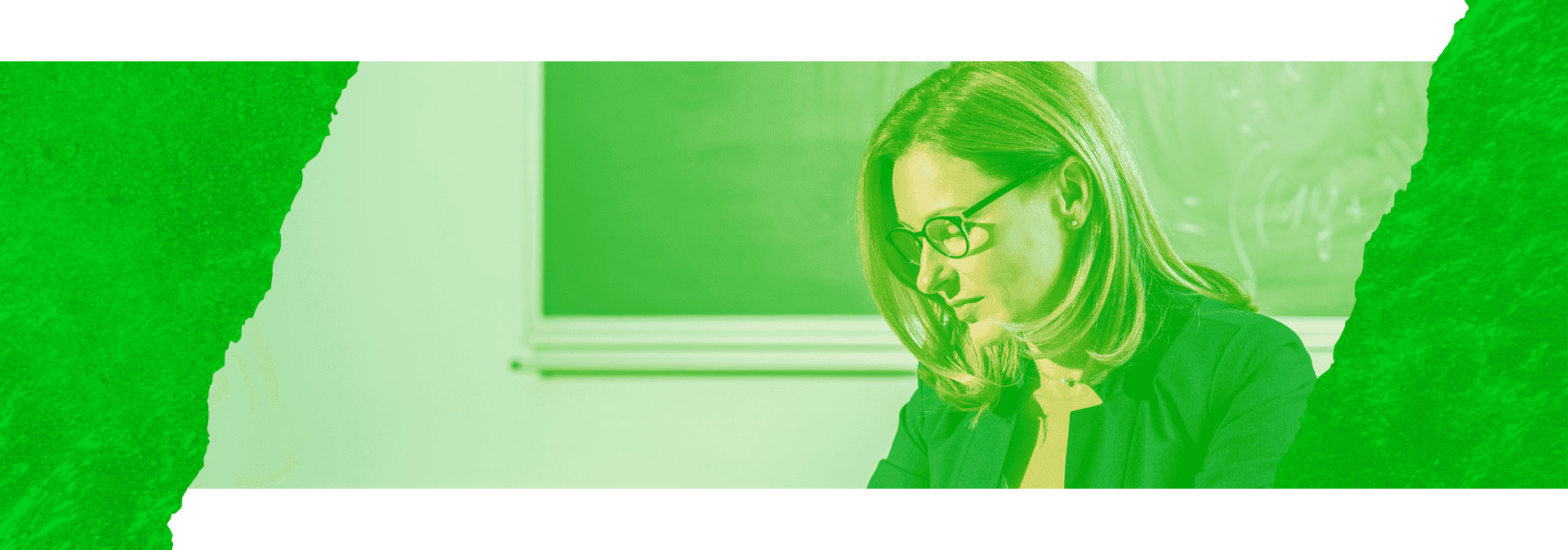 Imagem com bordas verdes mostra uma mulher de óculos olhando para baixo