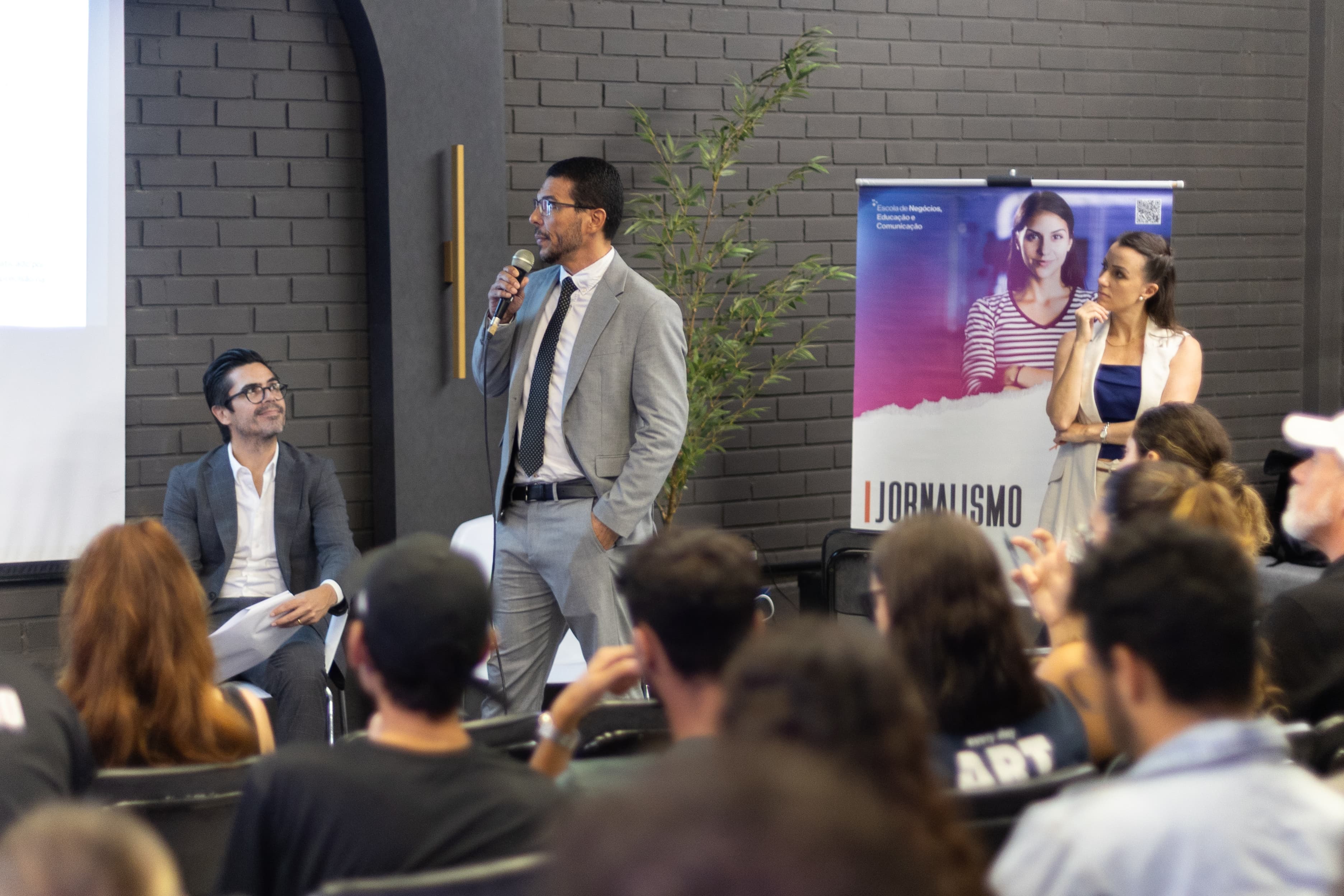 Polícia Civil simula coletiva de imprensa em atividade de Jornalismo Investigativo na Univali