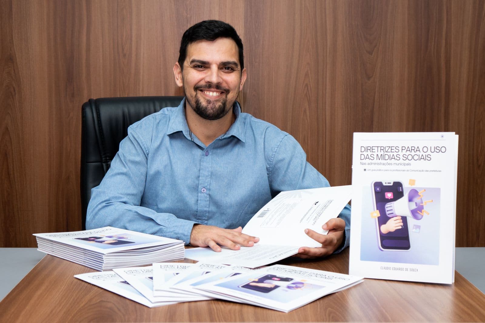 Comunicação pública é tema de livro lançado por egresso da Univali