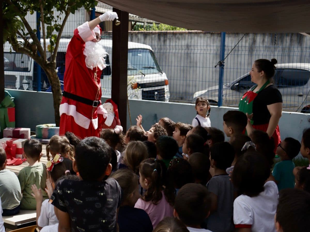Crianças do CEI Cecilia Santiago Dias recebem presentes