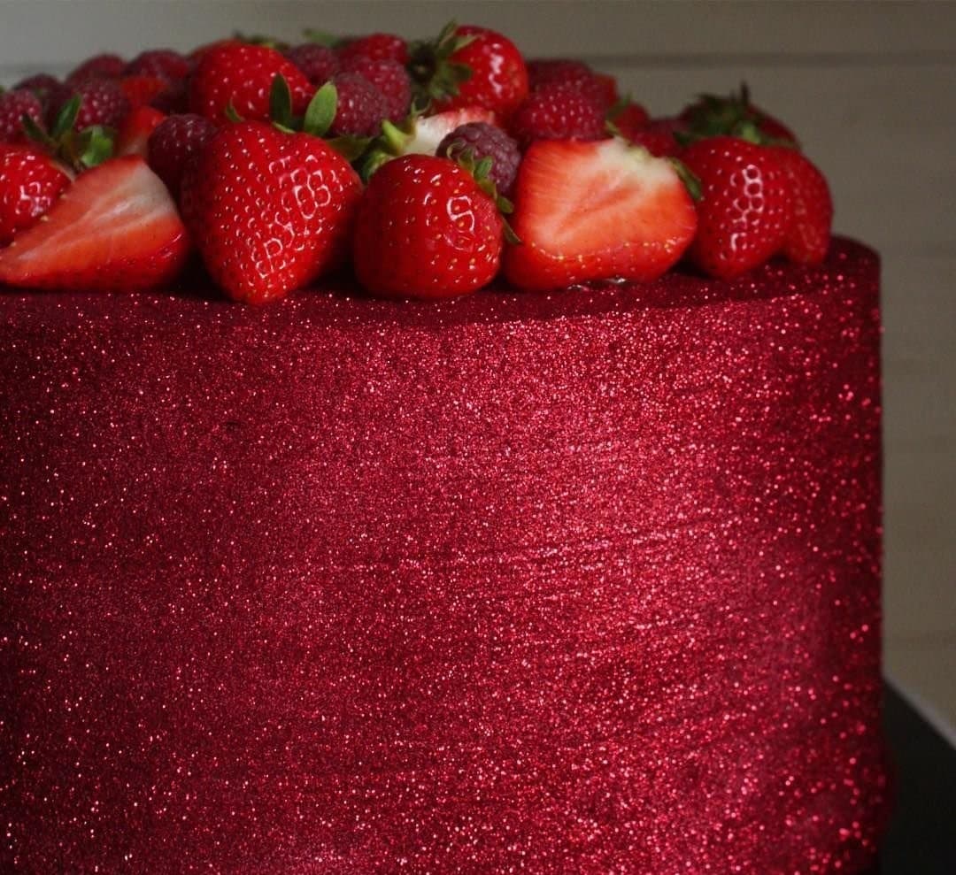 Alerta da Anvisa sobre glitter de plástico em alimentos reforça a importância de escolhas conscientes