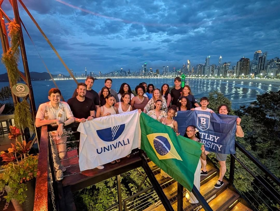 Univali recebe comitiva da Bentley University para imersão em inovação e mercados emergentes