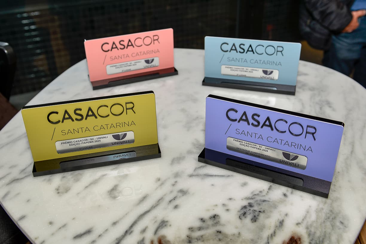 Foto: Carlos Alves/Eventos em Fotos #ParaTodosVerem: Fotografia mostra quatro placas coloridas sobre uma mesa. Nelas está escrito Casacor Santa Catarina. Foto: Carlos Alves/Eventos em Fotos #ParaTodosVerem: Fotografia mostra quatro placas coloridas sobre uma mesa. Nelas está escrito Casacor Santa Catarina.