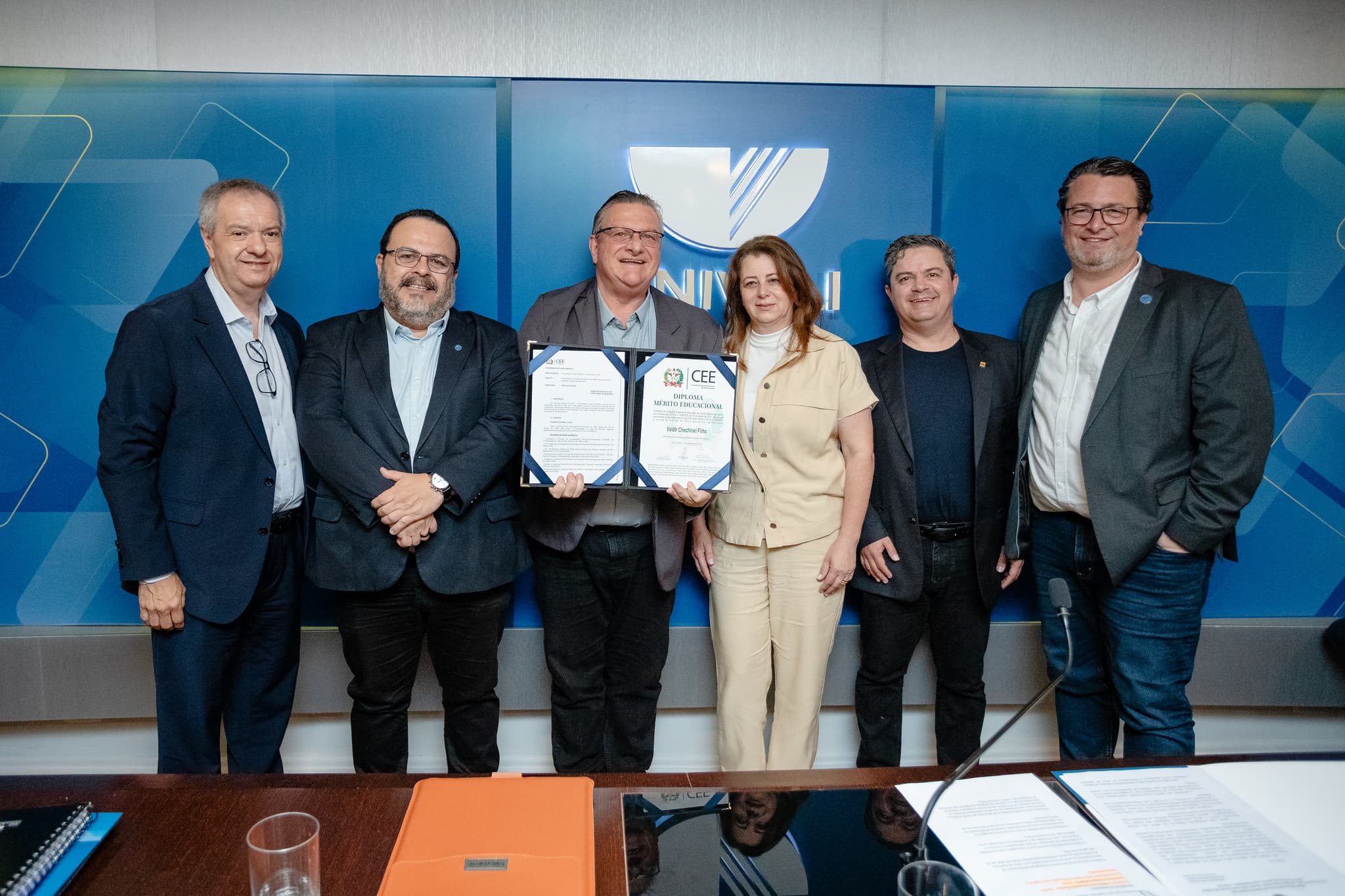 Reitor Valdir Cechinel Filho é surpreendido com Mérito Educacional Catarinense em cerimônia emocionante nesta segunda, 15