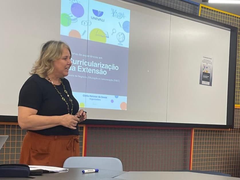 Livro digital reúne experiências de curricularização da extensão na Univali