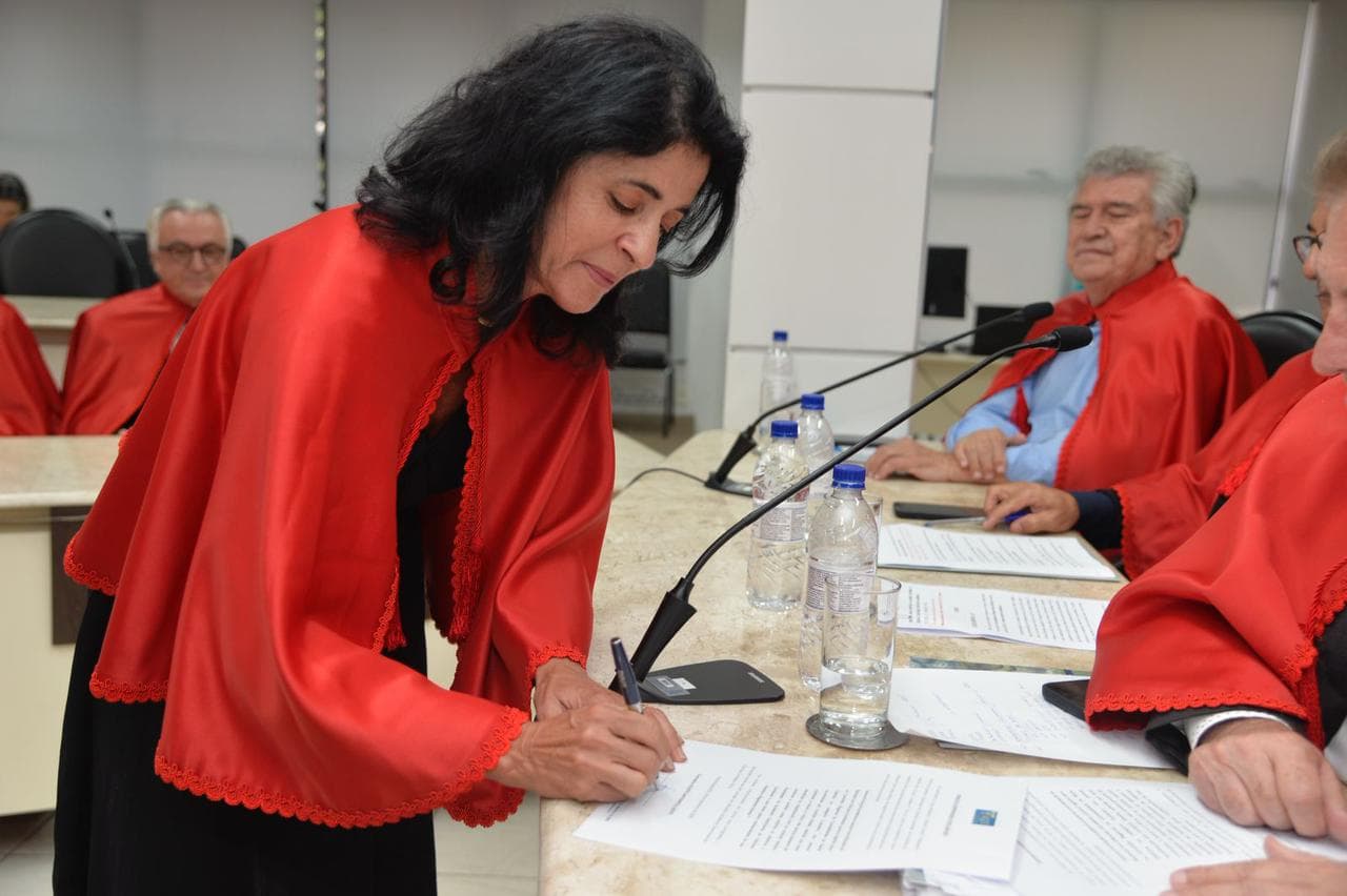 Professora da Univali é empossada como imortal da ACCC