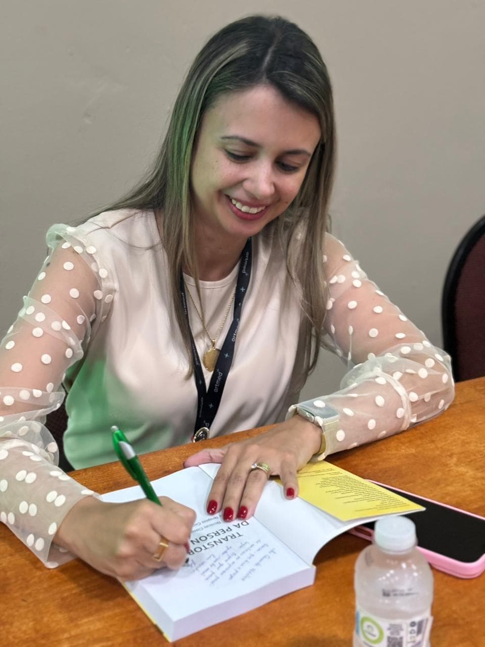 Professora da Univali lança livro sobre transtornos da personalidade em congresso nacional