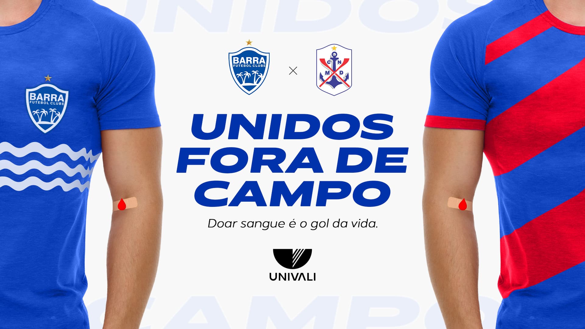 #ParaTodosVerem: Arte gráfica com fundo claro. Nas laterais, aparecem os torsos de dois jogadores de futebol. O da esquerda veste camisa azul e o da direita veste camisa com listras em azul e vermelho. Ambos têm um curativo no braço com o desenho de uma gota de sangue. No centro, o texto "UNIDOS FORA DE CAMPO" e a frase "Doar sangue é o gol da vida". No topo, estão os escudos do Barra Futebol Clube e do Marcílio Dias. Na parte inferior, o logotipo da Univali. #ParaTodosVerem: Arte gráfica com fundo claro. Nas laterais, aparecem os torsos de dois jogadores de futebol. O da esquerda veste camisa azul e o da direita veste camisa com listras em azul e vermelho. Ambos têm um curativo no braço com o desenho de uma gota de sangue. No centro, o texto "UNIDOS FORA DE CAMPO" e a frase "Doar sangue é o gol da vida". No topo, estão os escudos do Barra Futebol Clube e do Marcílio Dias. Na parte inferior, o logotipo da Univali.
