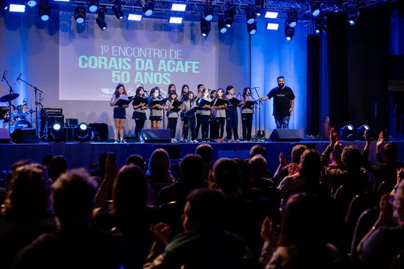 alunos-do-cau-recebem-homenagem-pela-participacao-no-1-encontro-de-corais-da-acafe.jpg alunos-do-cau-recebem-homenagem-pela-participacao-no-1-encontro-de-corais-da-acafe.jpg