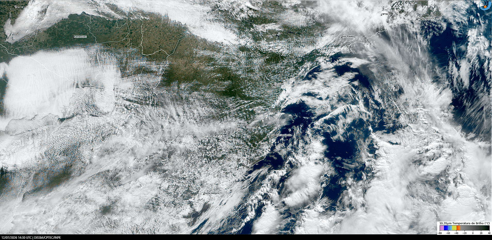 Imagem do satélite GOES-19/NOAA/EUA – True-Color + IR 10,35 µm – dia 12/07/2026 – Hora local: 11:30 – Sul do Brasil. Fonte: Instituto Nacional de Pesquisas Espaciais (INPE)/Centro de Previsão de Tempo e Estudos Climáticos (CPTEC)/Divisão de Satélites e Sistemas Ambientais (DAS), modificado por LabClima/UNIVALI.