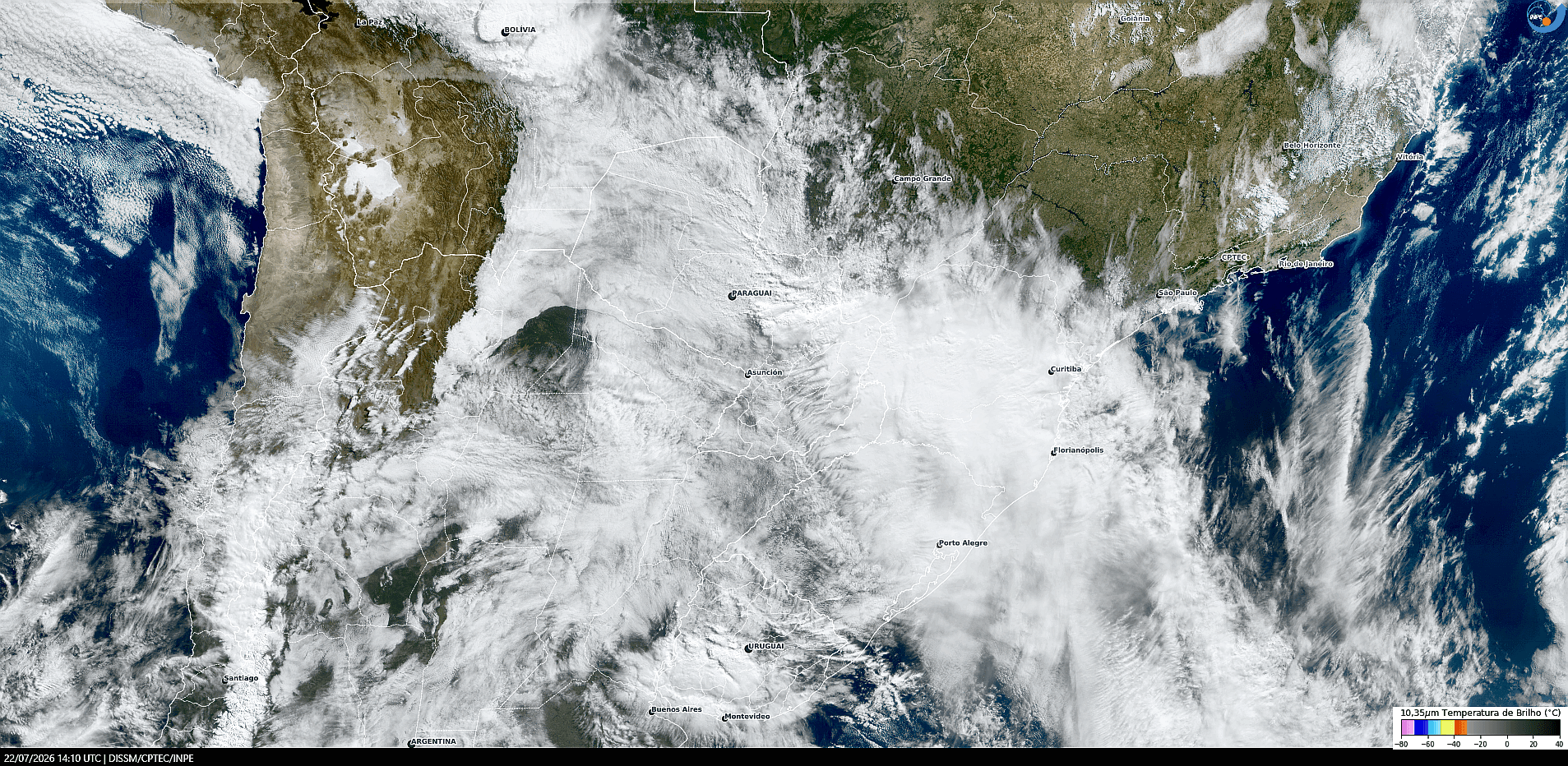Imagem do satélite GOES-19/NOAA/EUA – True-Color + IR 10,35 µm – dia 22/07/2026 – Hora local: 11:10 – Sul do Brasil. Fonte: Instituto Nacional de Pesquisas Espaciais (INPE)/Centro de Previsão de Tempo e Estudos Climáticos (CPTEC)/Divisão de Satélites e Sistemas Ambientais (DAS), modificado por LabClima/UNIVALI.