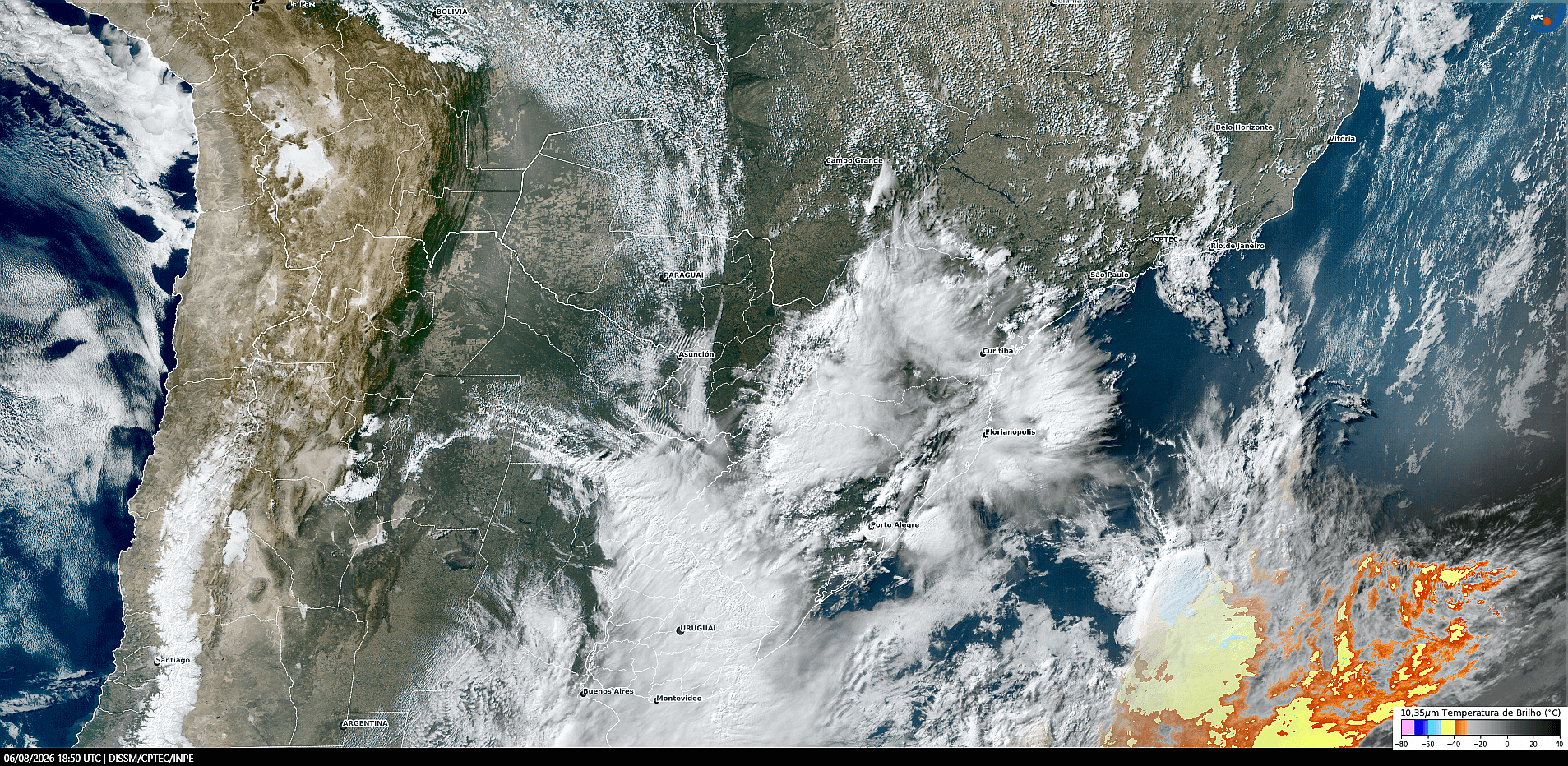 Imagem do satélite GOES-19/NOAA/EUA – True-Color + IR 10,35 µm – dia 06/08/2026 – Hora local: 15:50 – Sul do Brasil. Fonte: Instituto Nacional de Pesquisas Espaciais (INPE)/Centro de Previsão de Tempo e Estudos Climáticos (CPTEC)/Divisão de Satélites e Sistemas Ambientais (DAS), modificado por LabClima/UNIVALI.