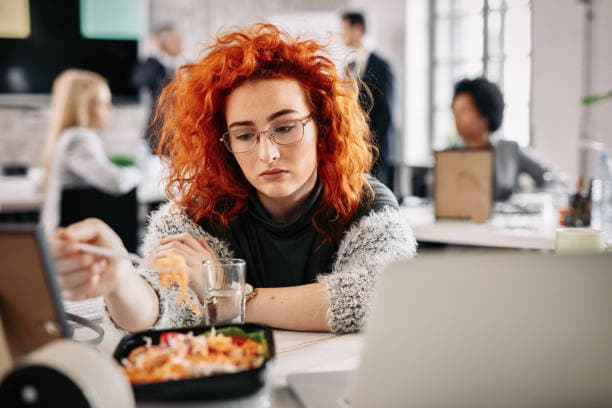 Cansaço de fim de ano? Pode ser o que você está comendo, não o quanto você trabalhou