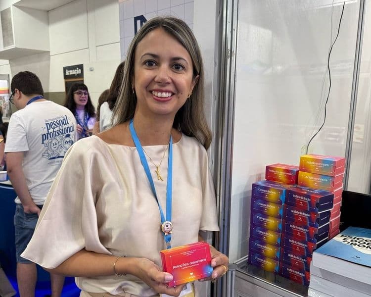 professora-da-univali-lanca-colecao-de-recursos-terapeuticos-no-congresso-brasileiro-de-terapias-cognitivas.jpg professora-da-univali-lanca-colecao-de-recursos-terapeuticos-no-congresso-brasileiro-de-terapias-cognitivas.jpg