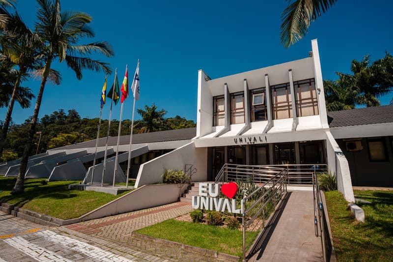 Com 63 cursos avaliados no Guia da Faculdade 2025, Univali se destaca entre as instituições com melhor desempenho acadêmico do país