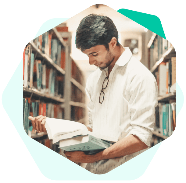 Estudante lendo um livro